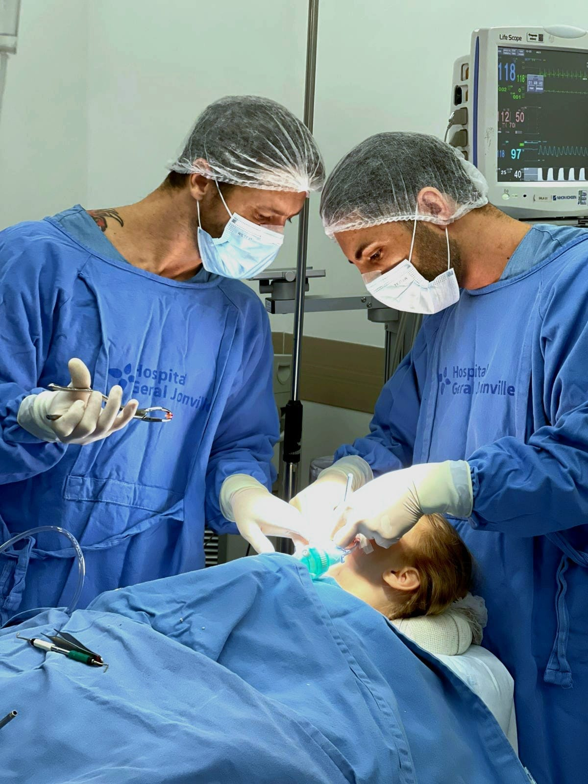 Profissionais durante atendimento odontológico