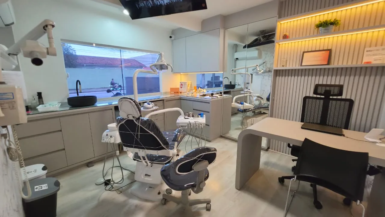Clínica 1 com cadeira odontológica e área de atendimento