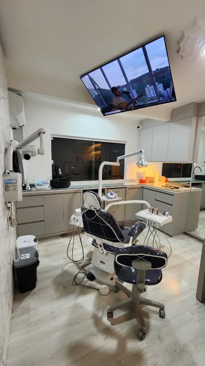 Clínica 1 vista em direção à cadeira odontológica