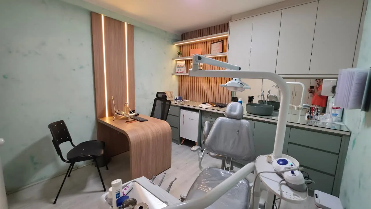 Clínica 2 com cadeira odontológica e equipamentos
