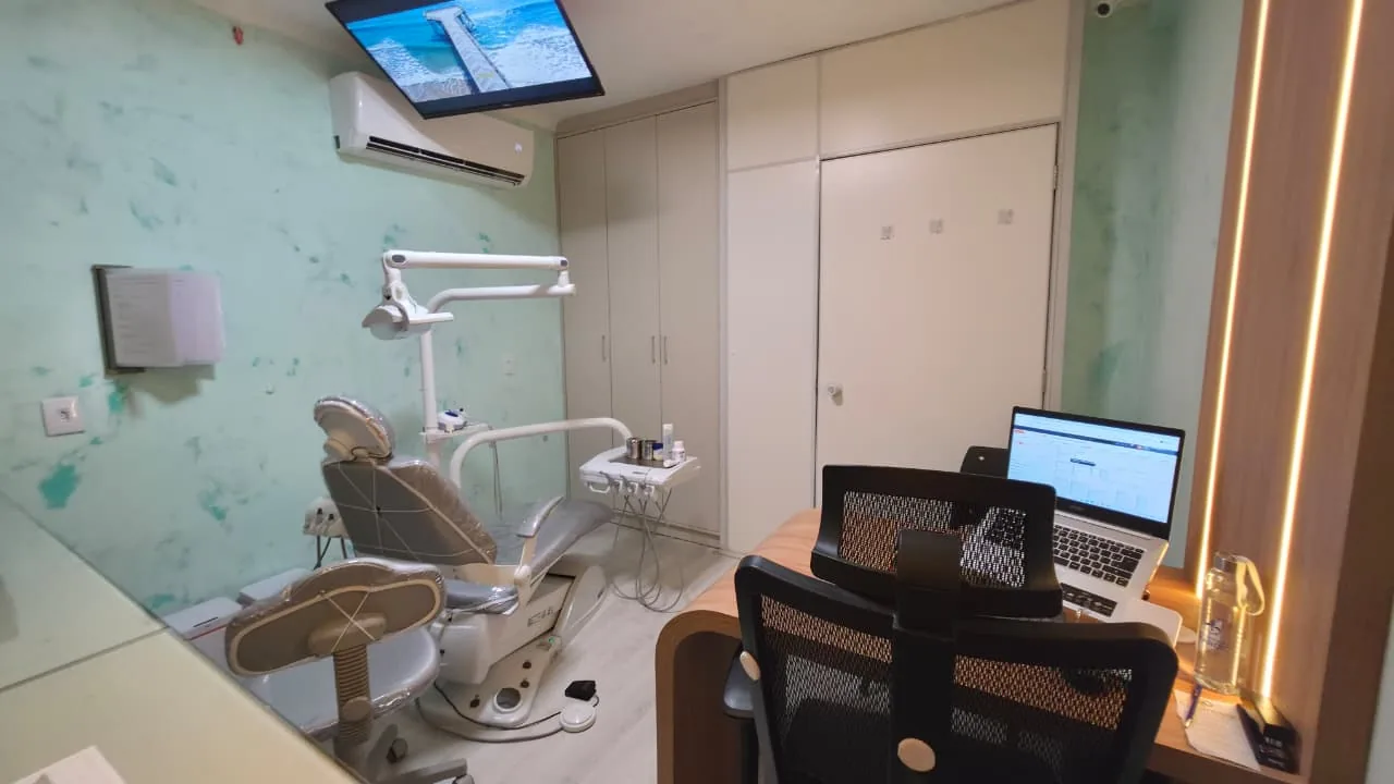 Clínica 2 vista em direção à cadeira odontológica