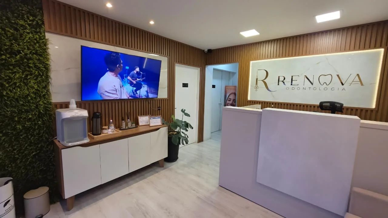 Recepção da Clínica Renova Odontologia com balcão e área de espera
