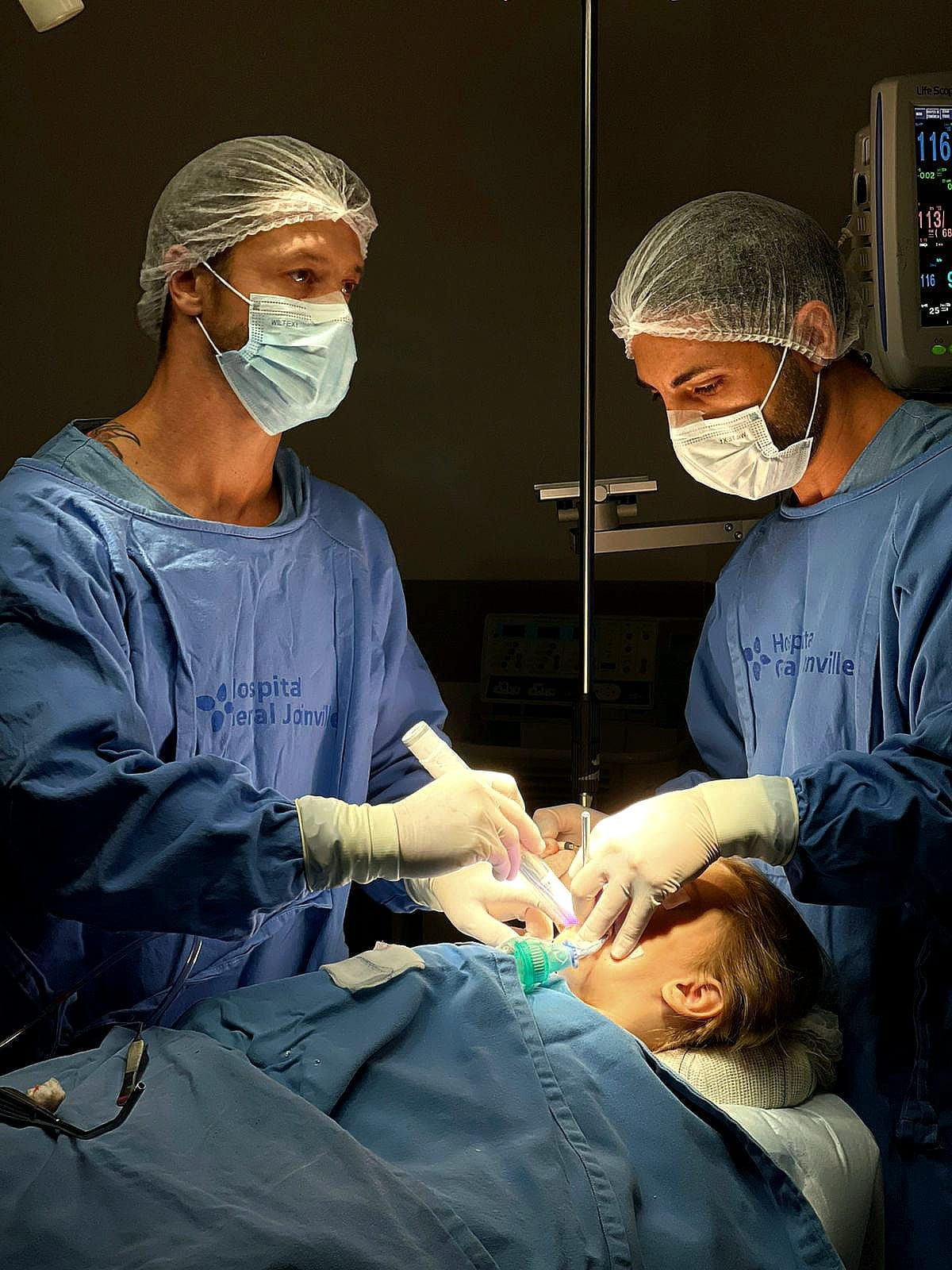 Profissionais durante atendimento odontológico